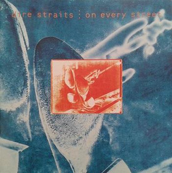 Albumhoes met de tekst 'dire straits : on every street' en een abstracte weergave van schoenen in oranje en blauw.