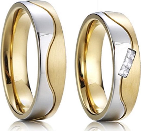 Gouden en zilverkleurige trouwringen. Eén ring met vier zirkonia steentjes.