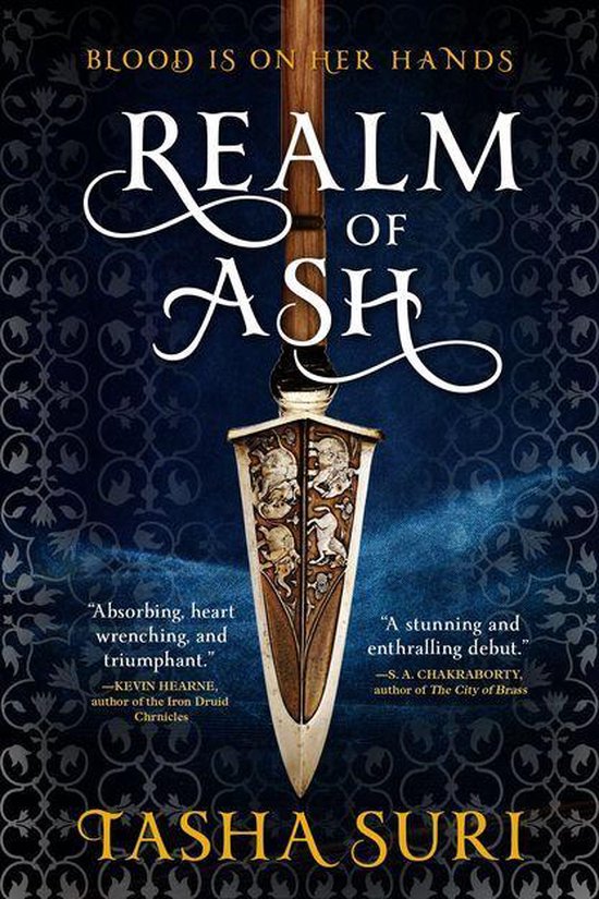 Boekcover van 'Realm of Ash' met op de achtergrond een donkerblauw patroon. Een zilveren speerpunt met gouden versieringen domineert de voorgrond. De titel is in sierlijke witte letters geschreven.