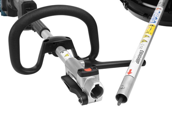 Close-up van de zilveren steel en gebogen handgreep van een Makita combisysteem.