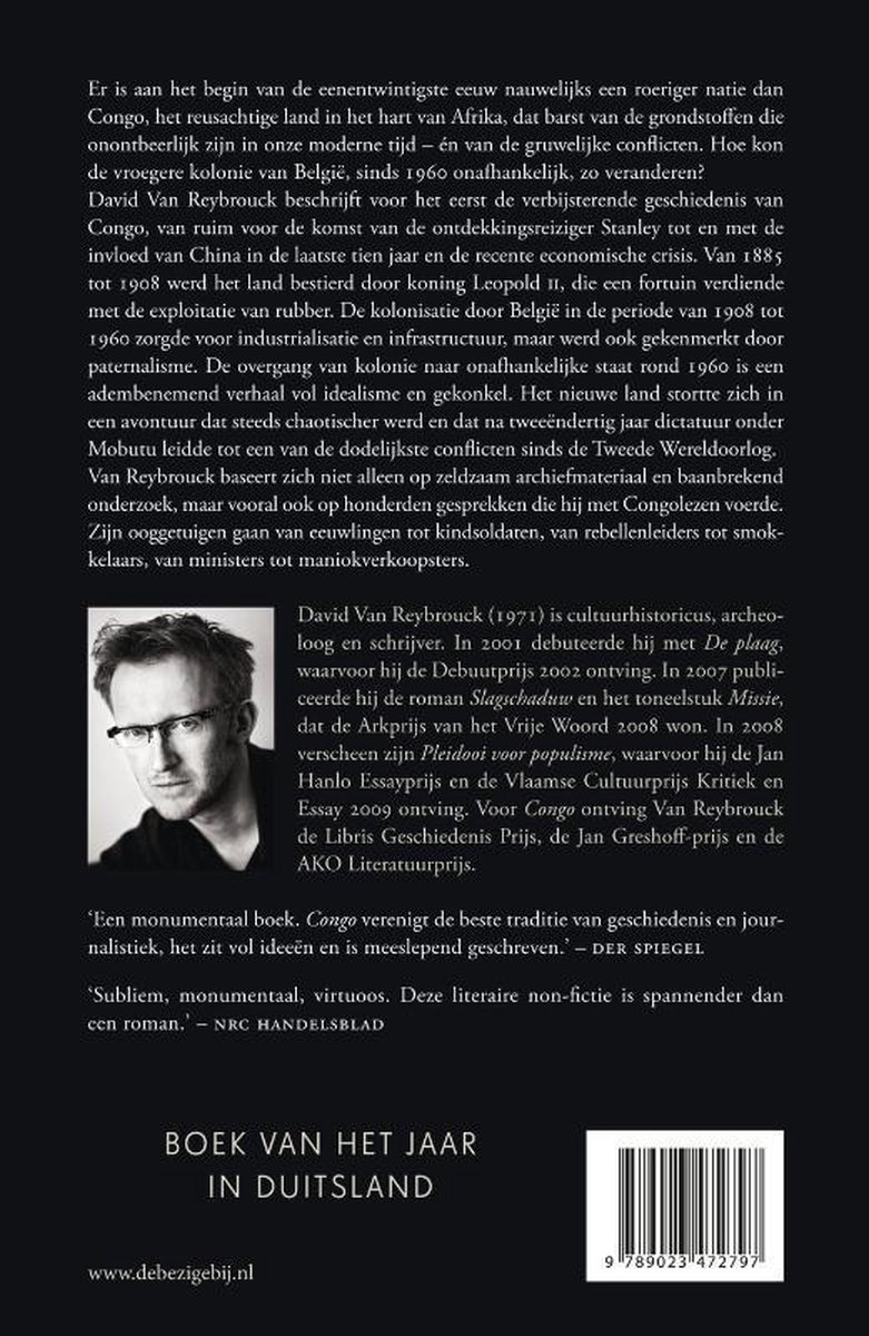 Portrait en noir et blanc de l'auteur David Van Reybrouck, portant des lunettes et une chemise grise.