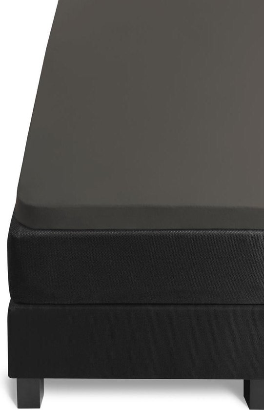 Een donkergrijs jersey topper hoeslaken op een zwart matras met zwarte poten.