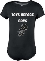 Luxe baby rompertje zwart "Toys before boys" maat 3M