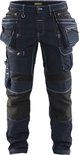 Donkerblauwe spijker werkbroek met zwarte knie- en scheenbeenpanelen, veel zakken, voorkant zichtbaar.