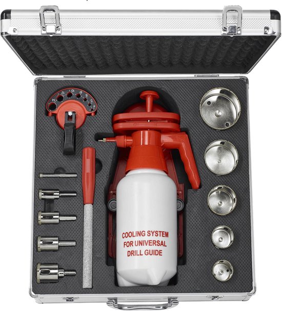 Zilveren koffer met een rood-witte boorgide set. Bevat een koelvloeistofreservoir met "COOLING SYSTEM FOR UNIVERSAL DRILL GUIDE" tekst, booropzetstukken en een waterpas.