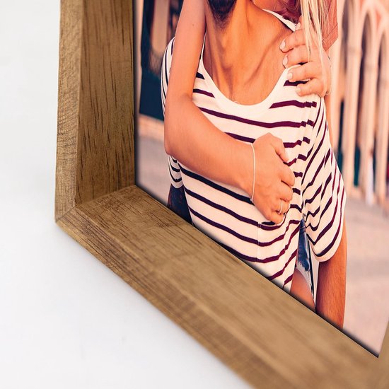 Houten fotolijst met een koppel, de vrouw draagt een gestreepte top.