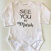 Baby Rompertje aankondiging zwangerschap Zwangerschapsaankondiging maand See you in March maart | Lange mouw | wit | maat 50/56 | Cadeau voor de liefste aanstaande oma en opa mama