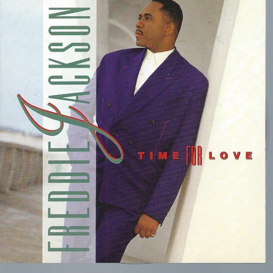 Freddie Jackson op de hoes van 'Time For Love'. Hij draagt een paars pak met dubbele knopen en een wit overhemd.