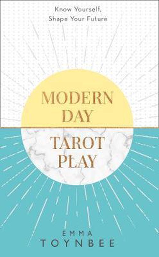 Boek 'Modern Day Tarot Play' van Emma Toynbee, met een zon op de bovenste helft en een marmeren cirkel op de onderste helft.