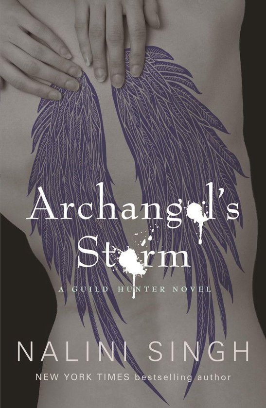 De kaft van 'Archangel's Storm' toont een vrouwelijk silhouet met paarse vleugels op haar rug. De titel en Nalini Singh staan in witte letters.