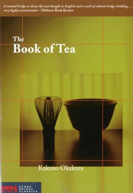 De kaft van 'The Book of Tea' toont een bamboe thee klopper en een donkere kom op een tafel, tegen een zachtgroene achtergrond.