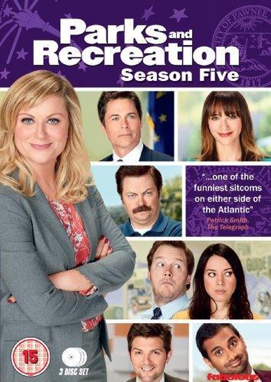 DVD-hoes van Parks and Recreation Seizoen Vijf met afbeeldingen van de cast, inclusief Leslie Knope.