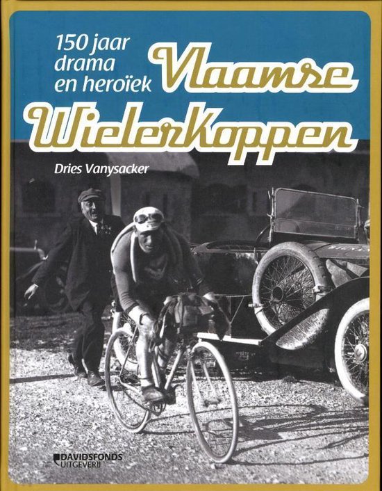Boek: 150 jaar drama en heroïek. Vlaamse Wielerkoppen. Dries Vanysacker. Een man op een fiets naast een antieke auto.