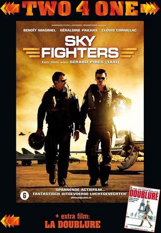 Twee piloten in gevechtspakken lopen over een vliegveld, met vliegtuigen op de achtergrond. De filmtitel 'Sky Fighters' staat centraal.