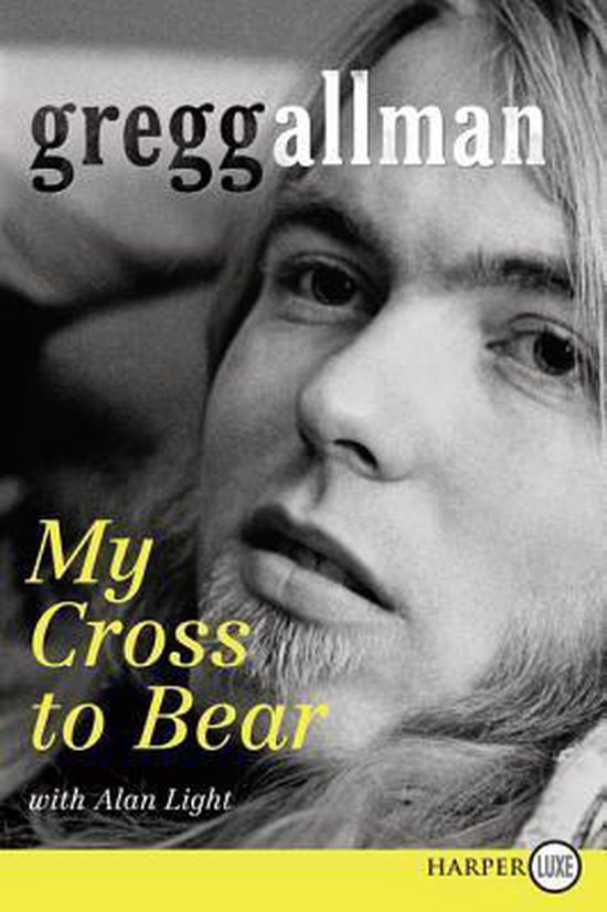 Boekomslag van 'My Cross to Bear' door Gregg Allman. Zwart-witfoto van Gregg Allman, met de titel in geel.