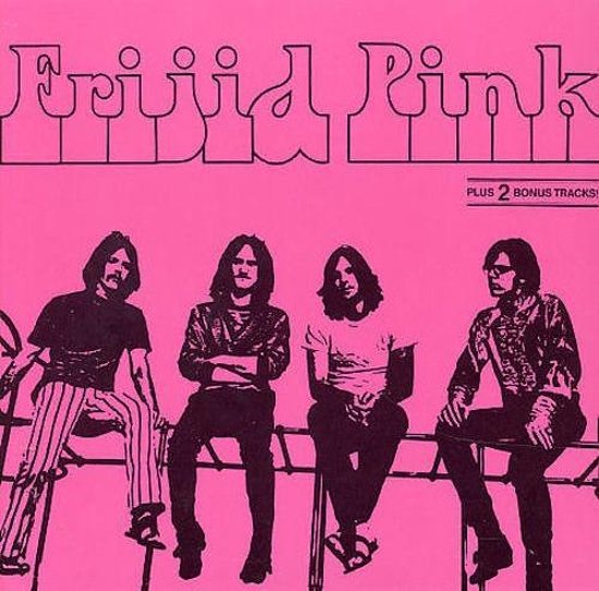 Vier mannen, Frijid Pink, zittend op een hek met een roze achtergrond. De bandleden hebben lang haar en dragen kleding uit de jaren '70.