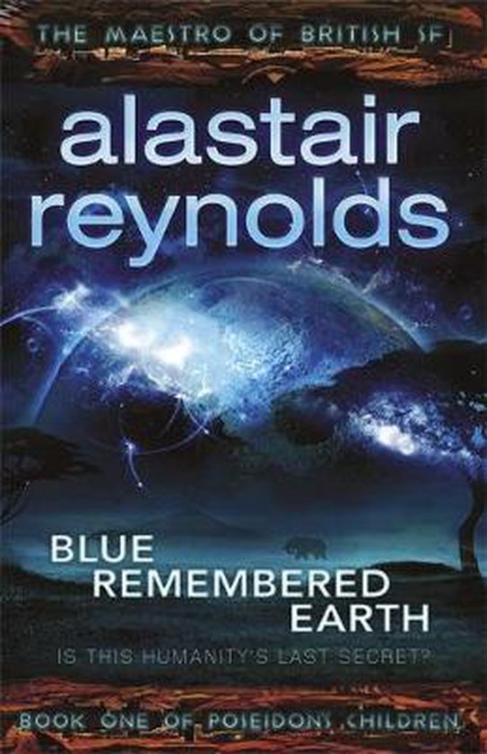 Boekomslag van "Blue Remembered Earth" door Alastair Reynolds. Een blauwe nevel met sterrenbeelden boven een landschap met bomen en een dier.