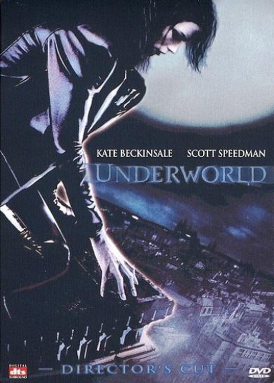 Kate Beckinsale in Underworld (Director's Cut) met een donkere, filmische achtergrond.