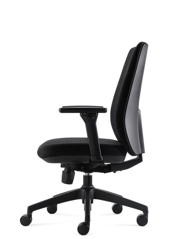 Zwarte ergonomische bureaustoel, met verstelbare armleuningen, stoffen zitting en deels kunststof rugleuning.