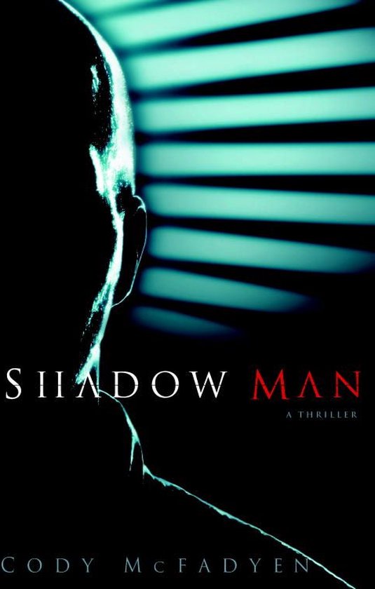 De cover van het boek 'Shadow Man' met de tekst 'SHADOW MAN A THRILLER CODY MCFADYEN'. Een silhouet van een man is te zien tegen een achtergrond van horizontale lijnen.