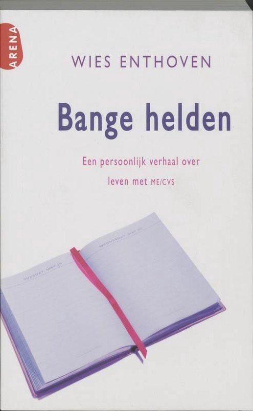 Livre intitulé 'Bange helden' par Wies Enthoven, avec un journal ouvert marqué d'un ruban rose.