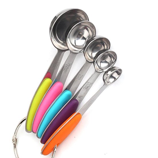Un ensemble de cinq cuillères à mesurer en acier inoxydable avec des poignées colorées : orange, violet, cyan, rose et vert.