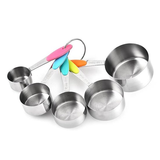 Un ensemble de cinq tasses à mesurer en acier inoxydable avec des poignées colorées, disposées de l'avant vers l'arrière.
