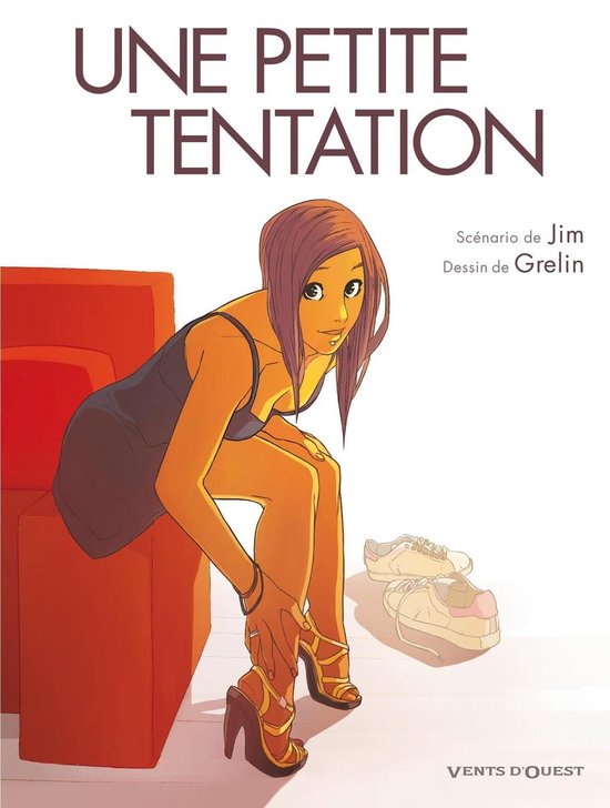 Une jeune femme aux cheveux bruns courts, vêtue d'une robe noire, ajuste son escarpin. Titre : Une petite tentation.