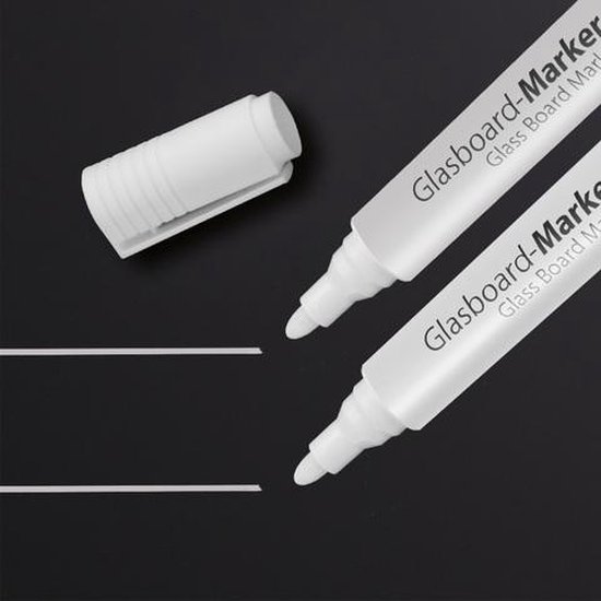 Twee witte glasbordmarkers met dop, schrijven lijnen op een donker bord.