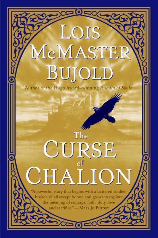 Boekomslag 'The Curse of Chalion' met Lois McMaster Bujold, een kasteel en een vliegende kraai. Gouden en blauw decoratief kader.