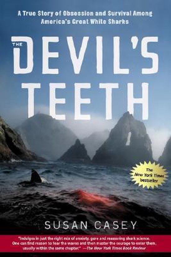 Boekomslag van 'The Devil's Teeth' met de titel groot op de voorkant, een haaienvin die uit het water steekt en rotsachtige bergen op de achtergrond.
