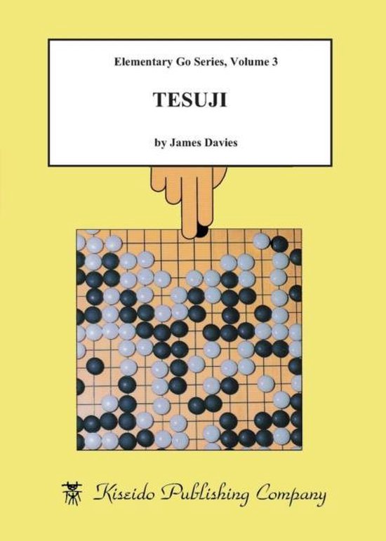 Boek: Elementary Go Series, Volume 3: Tesuji, door James Davies. Een hand wijst naar een Go-bord met zwarte en witte stenen.