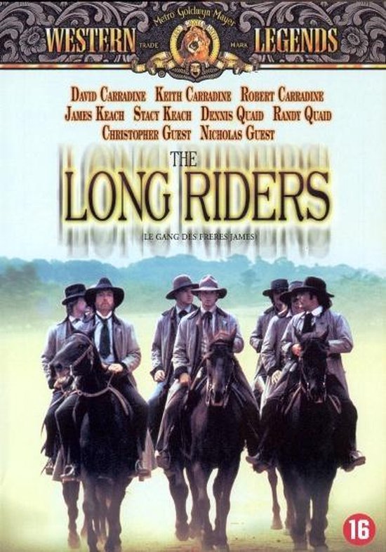 Zeven mannen te paard in westernkleding, met de titel 'The Long Riders'.