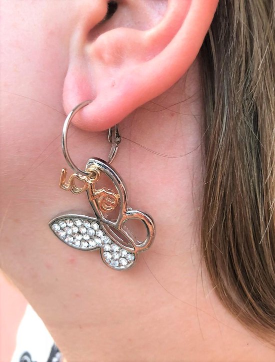 Fashionidea – mooie grote zilverkleurige oorbellen met vlinder en goudkleurige love tekst