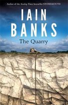 Boekcover van 'The Quarry' van Iain Banks met een ruw uitgehouwen steilwand en een persoon die aan een touw naar beneden hangt.
