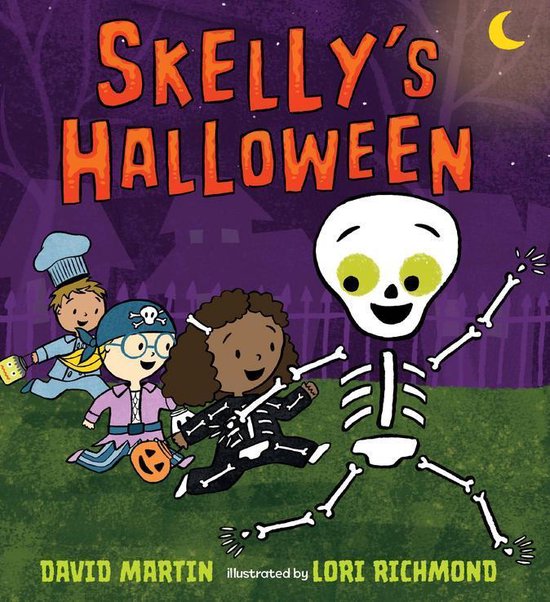 Boek 'Skelly's Halloween' met een skelet, een meisje en twee jongens in kostuums op een heuvel.