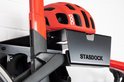 Close-up van de Stasdock fietsbeugel met een rode helm.