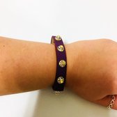 Fashionidea mooie paarse leren armband met grove blinkende sierstenen.