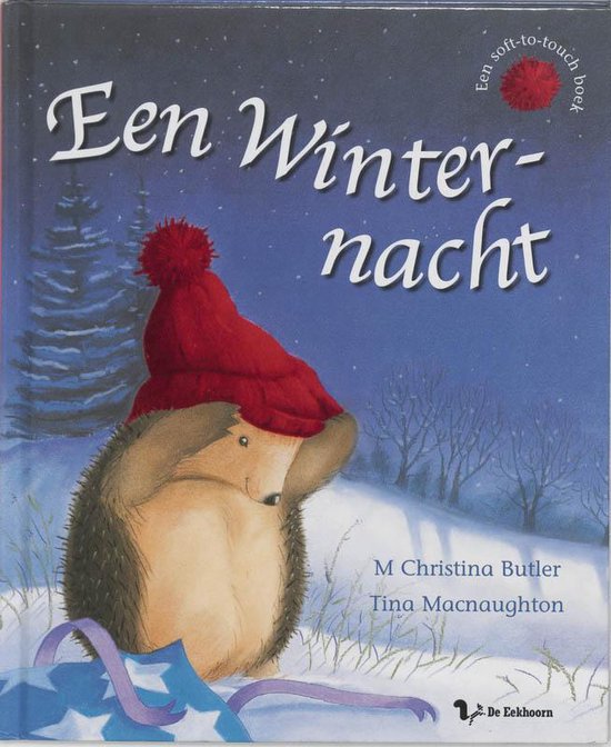 Een winter nacht, een egel met een rode muts in de sneeuw, met een zachte aanraakbal.