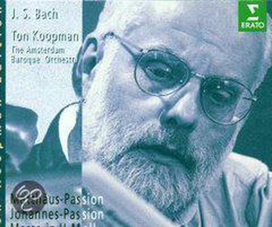 CD-hoes met close-up van Ton Koopman, met tekst van J.S. Bach, Ton Koopman, The Amsterdam Baroque Orchestra, Mass in H-Moll, Johannes-Passion.