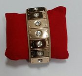 Fashionidea mooie bruin leren armband met een grove goudkleurig schakel en blinkende sierstenen.