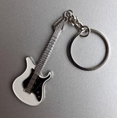 porte-clés guitare blanc / argent, modèle Fender