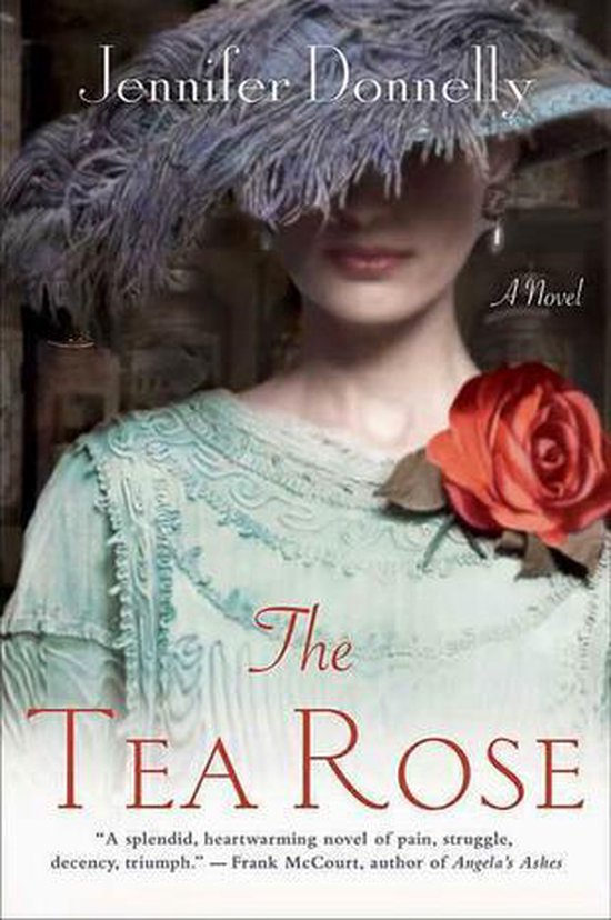 De omslag van het boek 'The Tea Rose' met een vrouw in een hoed met veren en een rode roos.