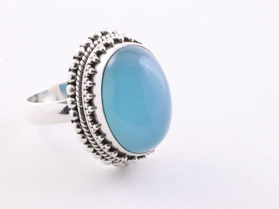 Zware bewerkte zilveren ring met blauwe chalcedoon