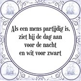 Tegeltje met Spreuk (Tegeltjeswijsheid): Als een mens partijdig is, ziet hij de dag aan voor de nacht en wit voor zwart + Kado verpakking & Plakhanger