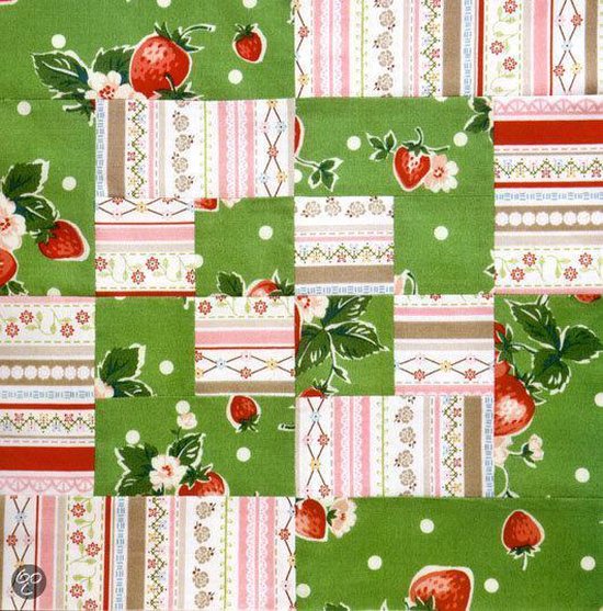 Quiltstof met groene ondergrond en aardbeienprint, met strepen en stippen.