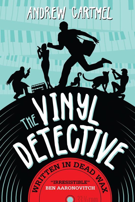 Boekcover: Vinyl Detective, Andrew Cartmel. Zwarte vinylplaat met pianotoetsen achtergrond. Silhouetten van mensen en katten.