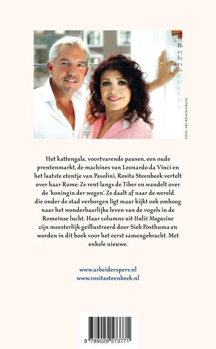 Foto van een man en een vrouw. De vrouw draagt een roze jasje. Websitegegevens onderaan.