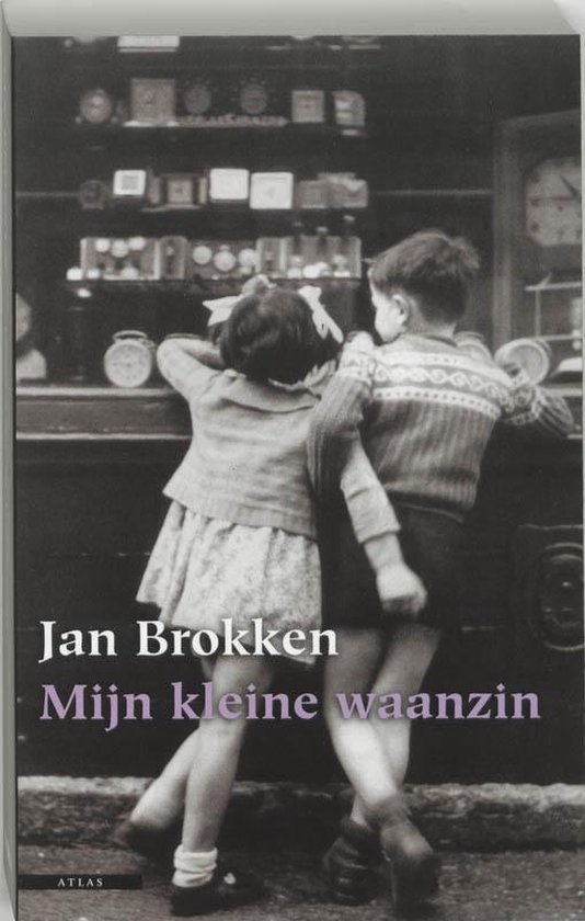 Twee kinderen, een jongen en een meisje, staan met hun rug naar de kijker. Ze kijken naar een etalage met klokken. Op de voorgrond staat de titel: Jan Brokken, Mijn kleine waanzin.