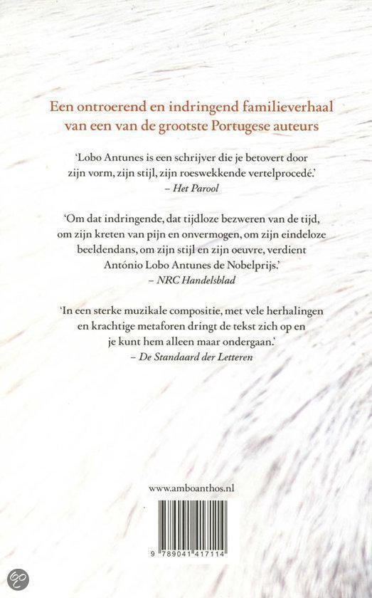 Achterkant van een boek met een witte tekst op een grijze achtergrond. Bevat informatie over de auteur en recensies.